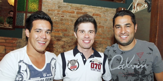 Os amigos Rogério Rocha, André Caminoto e Beto Couto Rosa na Sapataria da Pizza